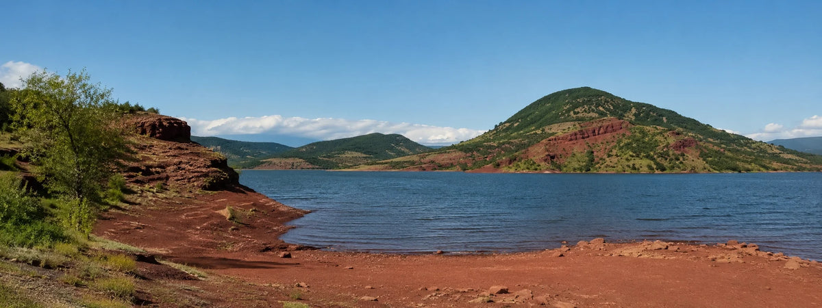 Le lac du Salagou et ses berges de ruffe rouge, principal spot de pêche de la carpe de l'Hérault