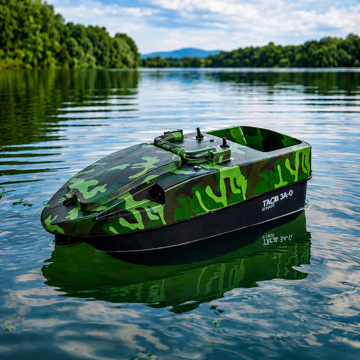 Bateau amorceur camouflage naviguant sur un lac bordé d'arbres