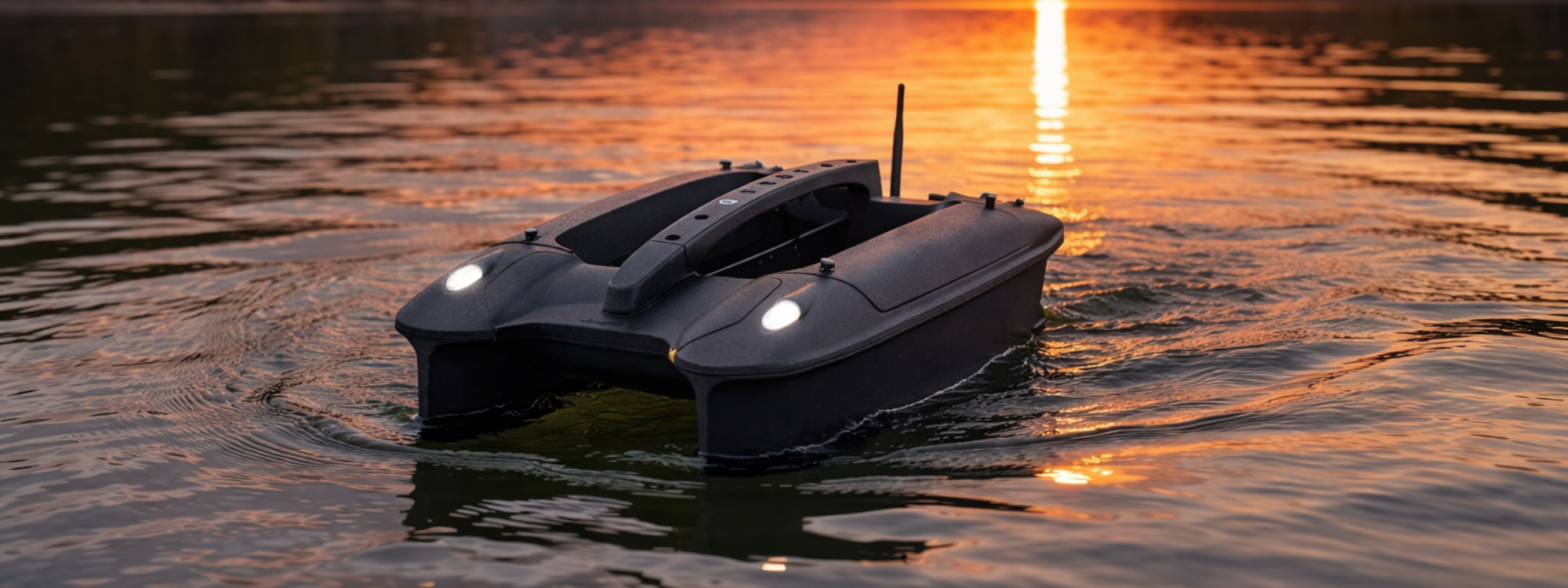 Bateau amorceur Deeper Quest sur l'eau au coucher de soleil
