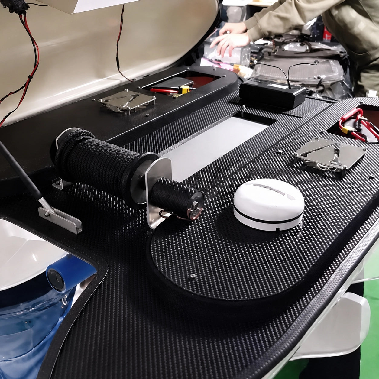 Module GPS et électronique embarquée à l'intérieur d'un bateau amorceur