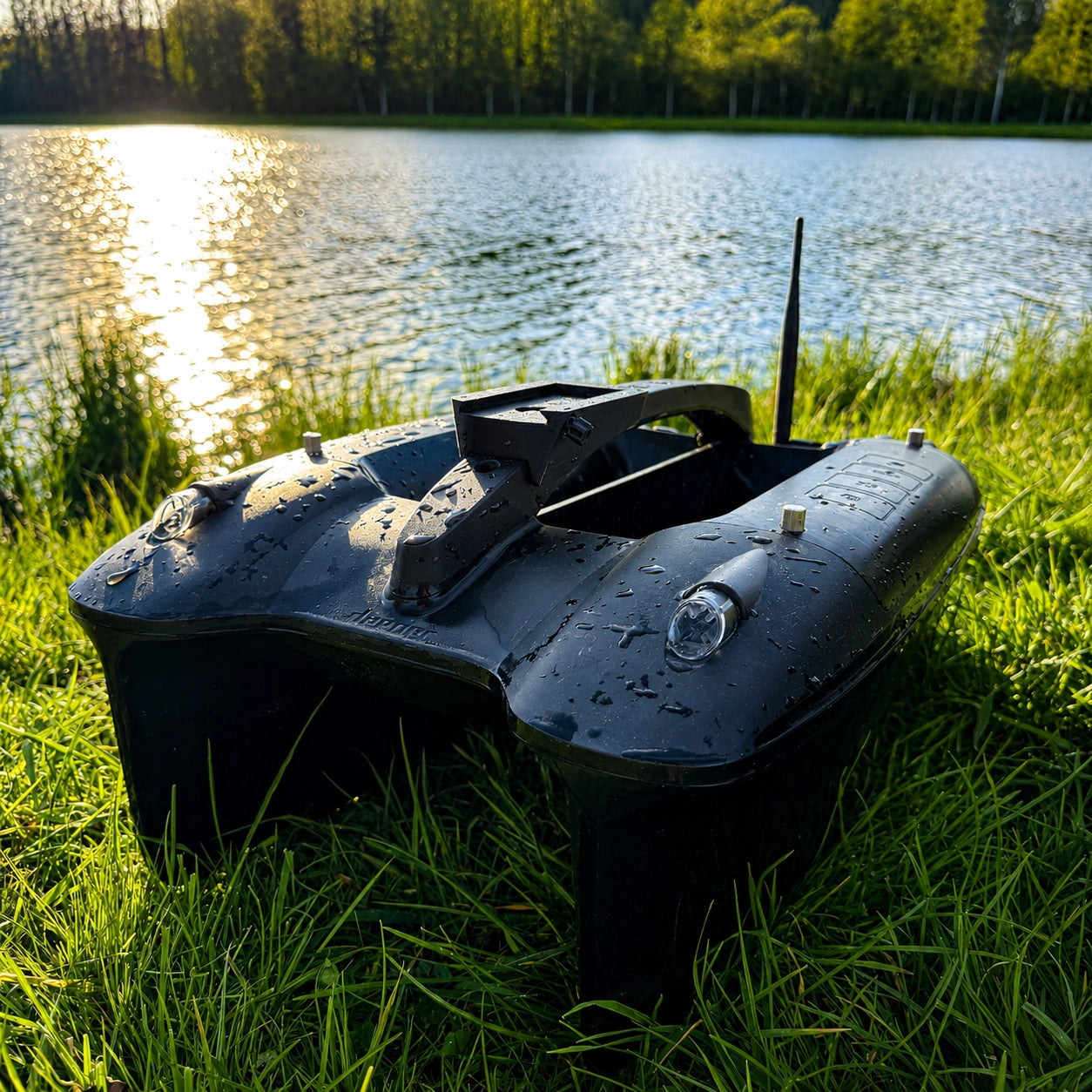 Bateau amorceur mouillé posé dans l'herbe au bord de l'eau après une dépose
