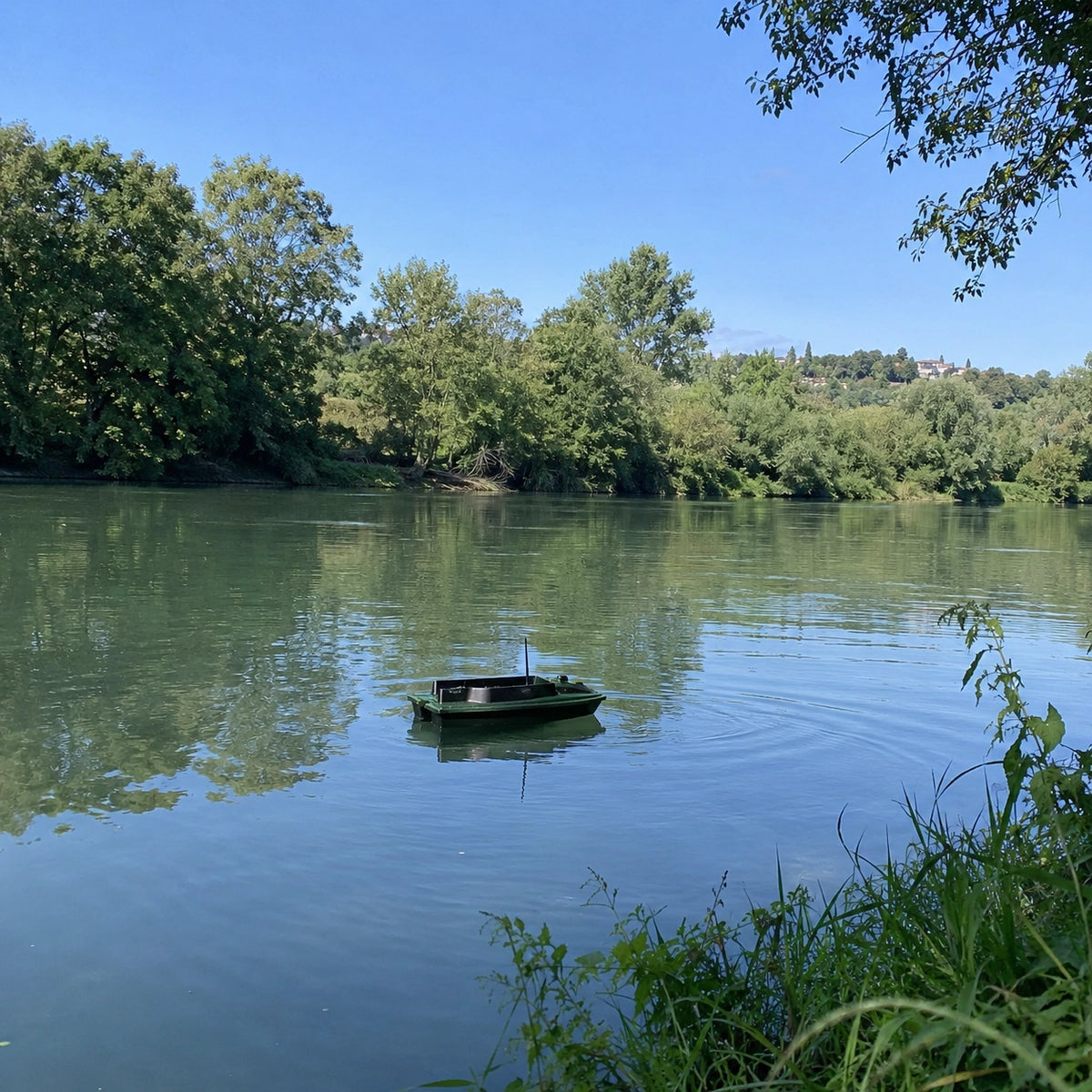 Bateau amorceur en action sur une rivière de Haute-Garonne
