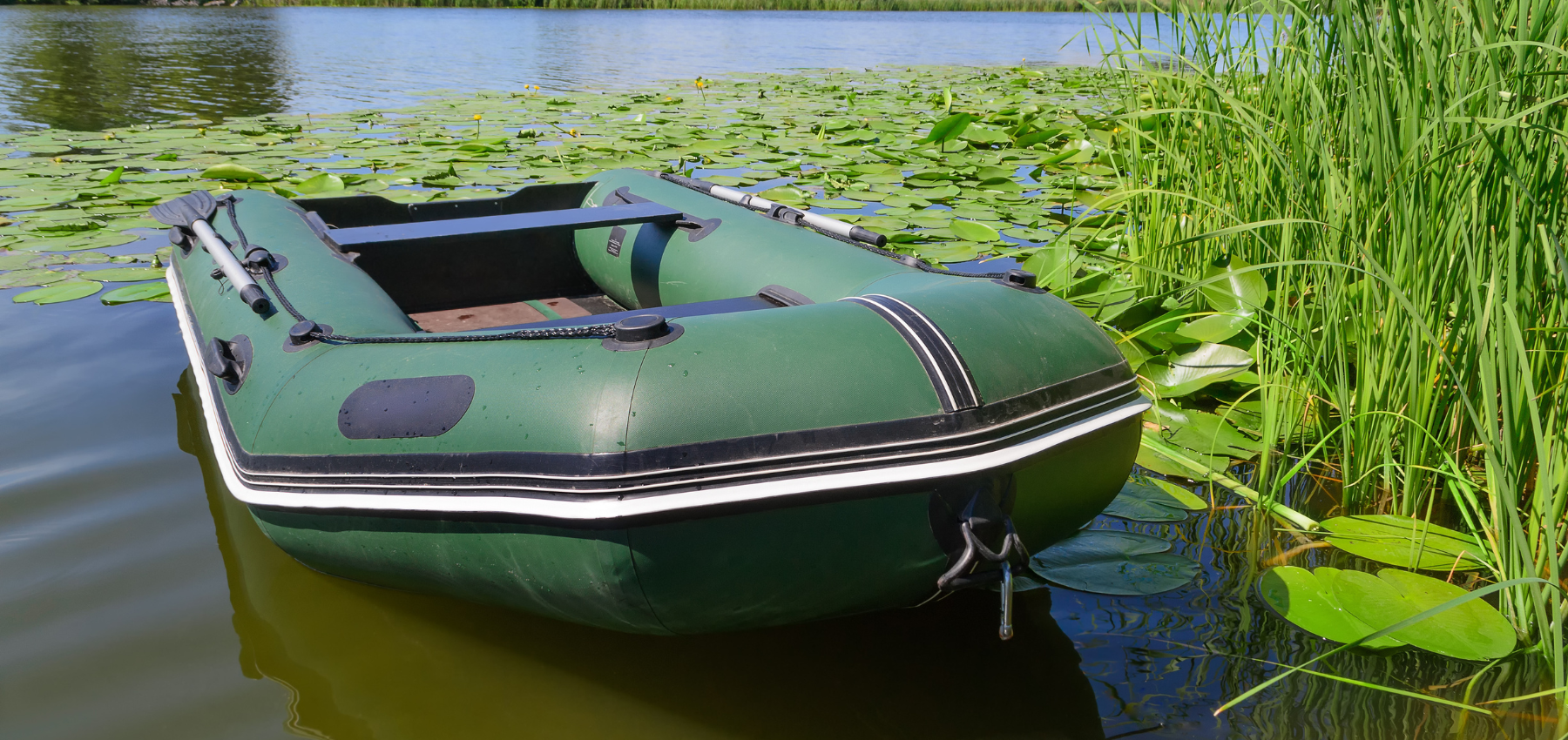 bateau pneumatique vert