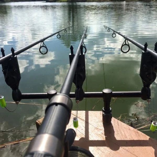 Batterie de 3 cannes à carpe 3 lbs et 1 canne spod 4,5 lbs sur rod-pod en bord de gravière