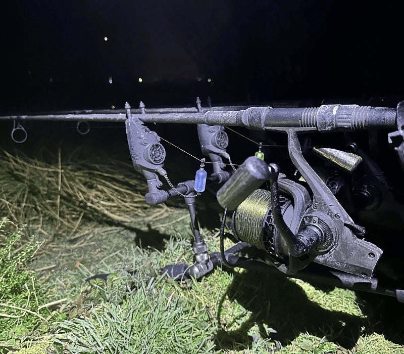 Batterie de cannes à carpe 10 pieds 3 lbs sur rod-pod éclairée en session de nuit