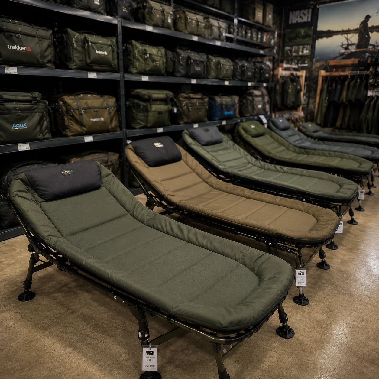 Plusieurs bedchairs alignés en magasin pour comparer les gammes et les matelas