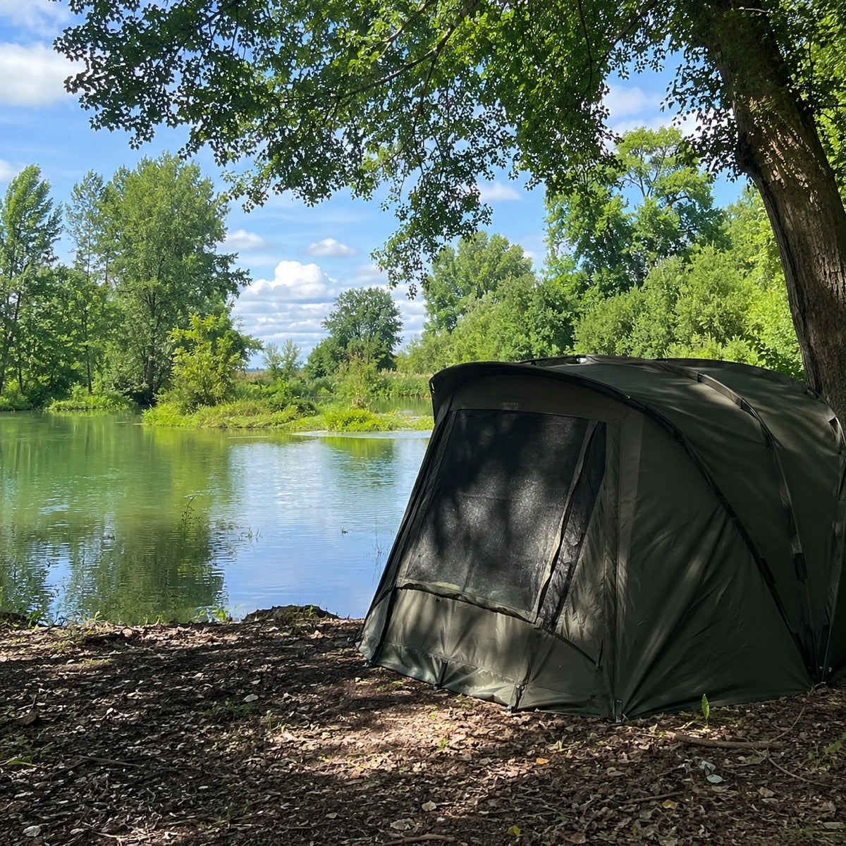Bivouac carpe monté en bordure d'une rivière de Gironde