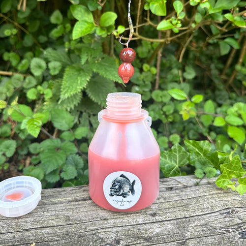 Booster Krill+ aux crustacés marins présenté au bord de l'eau, additif liquide pour carpe
