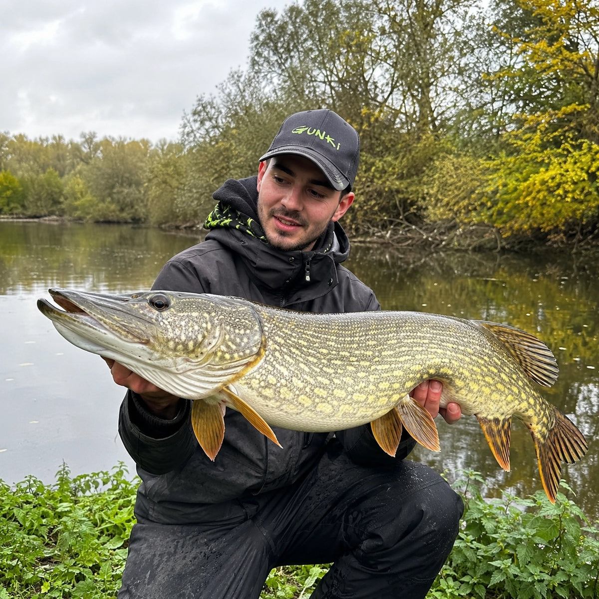 Brochet pêché en rivière dans le Loir-et-Cher, département riche en carnassiers