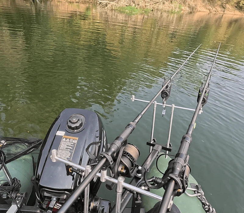 Batterie de cannes à carpe intermédiaires 12 pieds 3 lbs en carbone HR sur rod-pod depuis un bateau