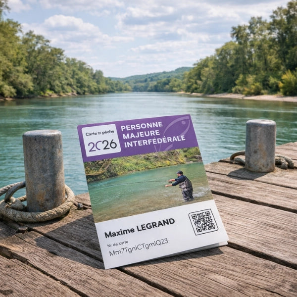 Carte de pêche personne majeure interfédérale 2026 posée sur un ponton