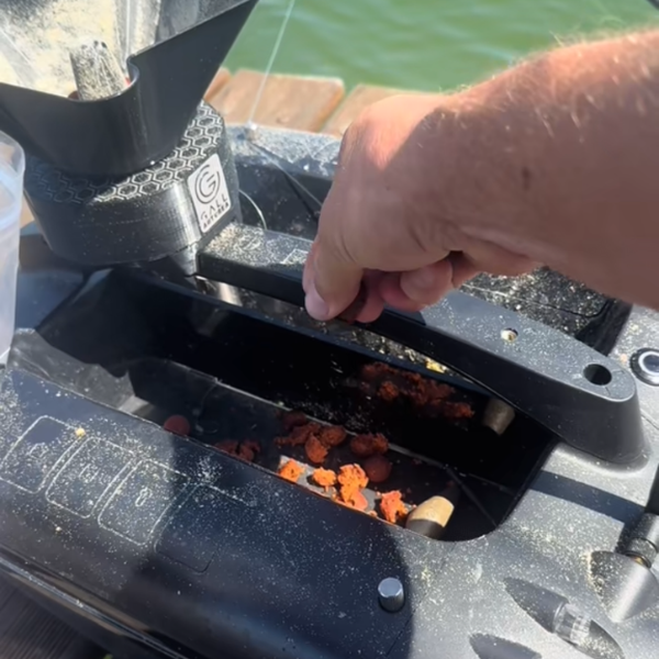 Chargement de bouillettes dans la trémie du Deeper Quest avant amorçage