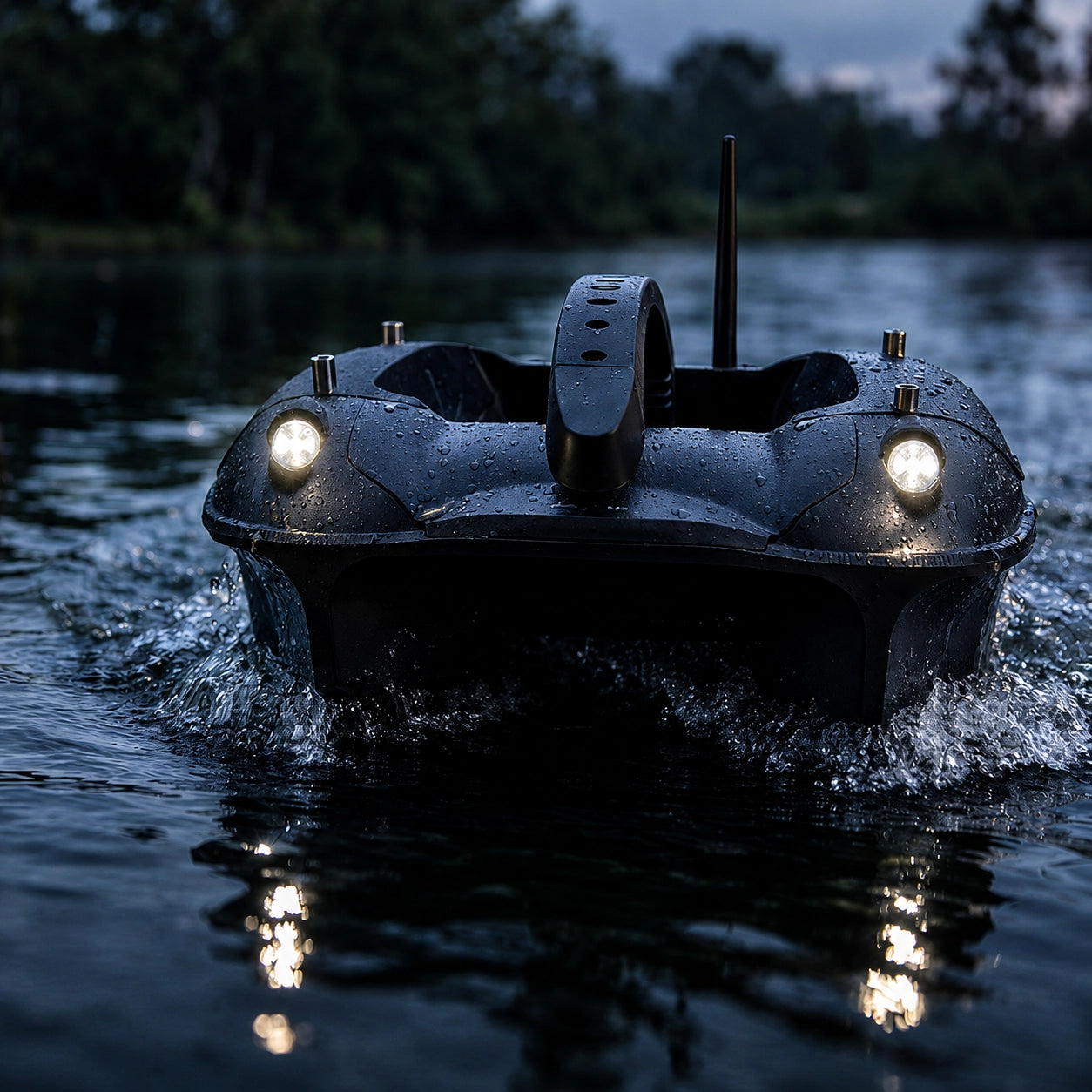 Bateau amorceur Deeper Quest naviguant de nuit avec ses phares LED allumés