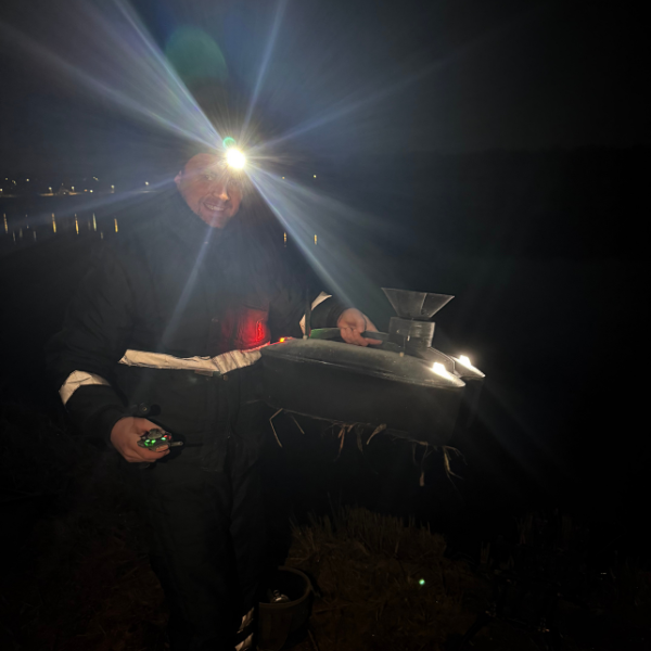 Carpiste préparant le Deeper Quest avec sa télécommande lors d'une session de nuit