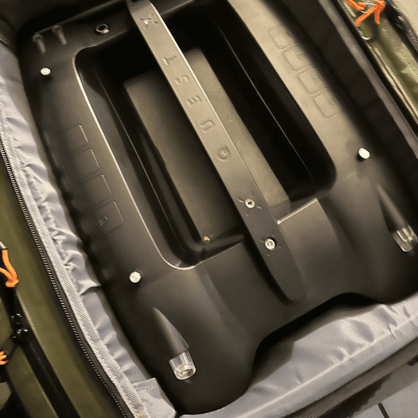 Deeper Quest rangé dans son sac de transport Deeper, vue des trémies