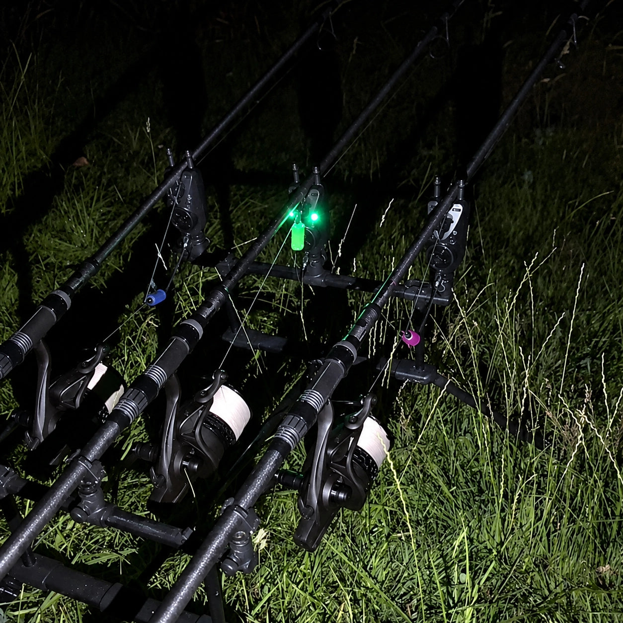Balancier à LED verte suspendu à la ligne pendant une pêche de nuit