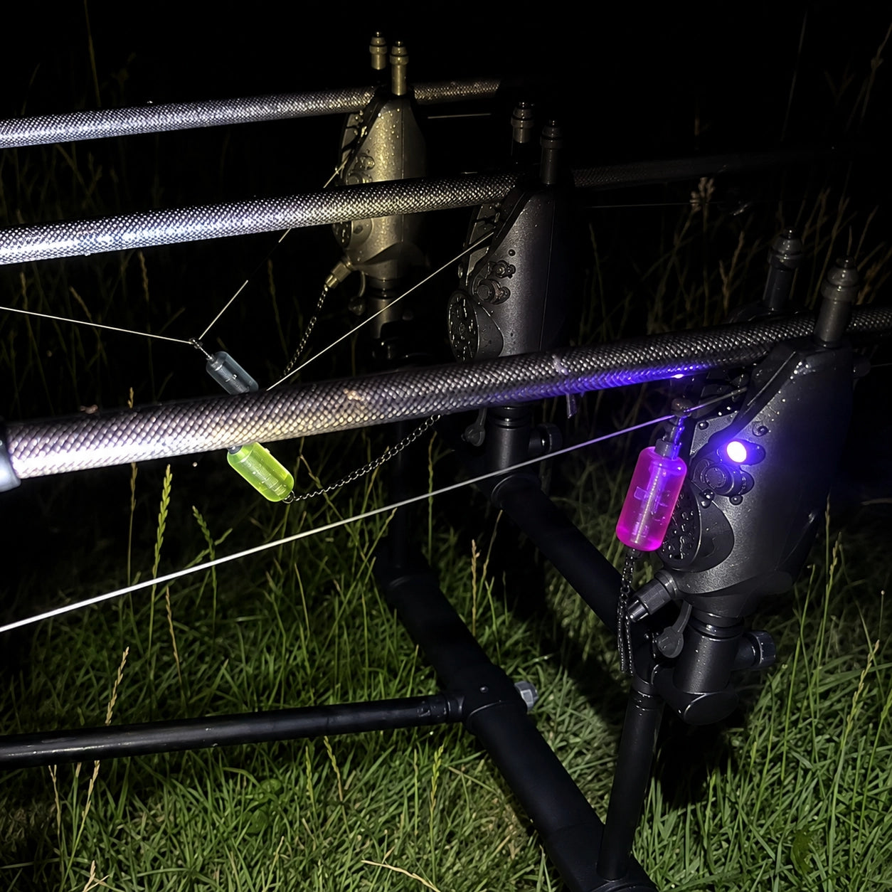 Détecteurs sans fil aux LED allumées sur le pod en pleine nuit