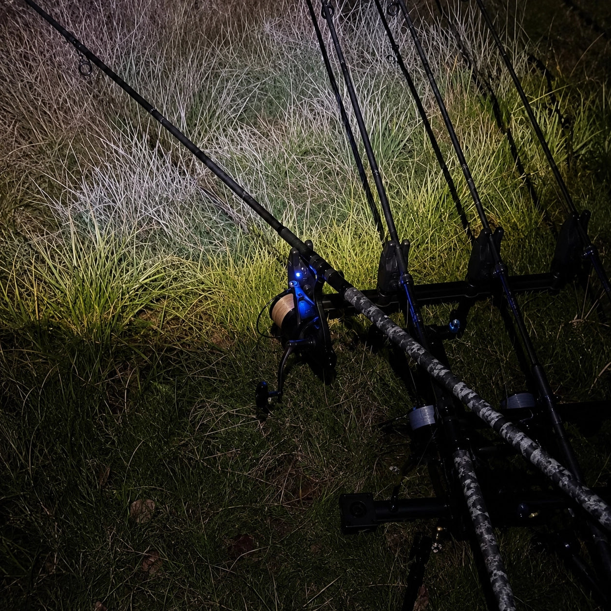 Détecteurs sur le pod la nuit avec LED bleue allumée et une canne prète à tomber à l'eau