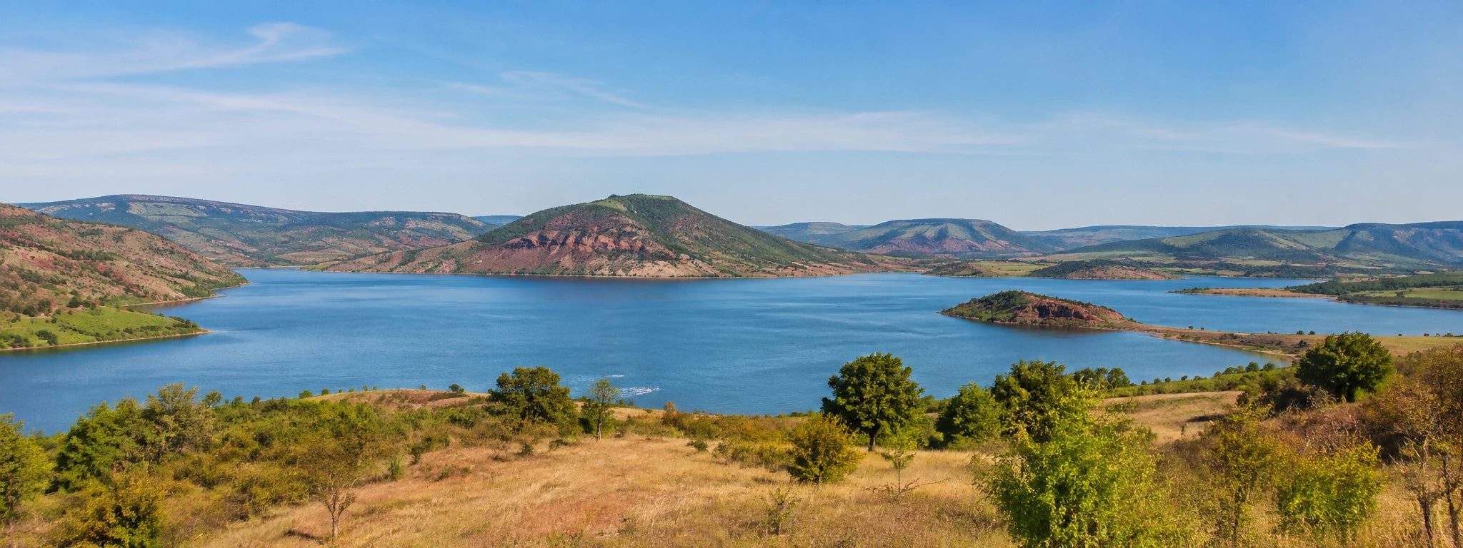 Grand lac profond entouré de collines, plan d'eau où pêcher la carpe