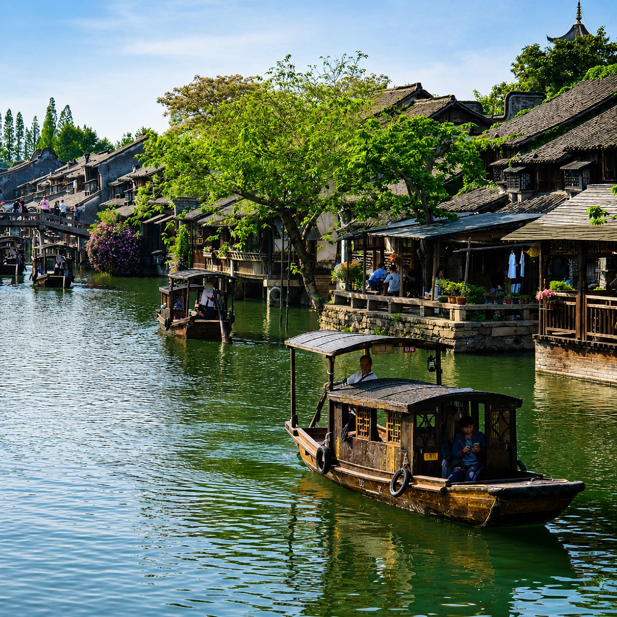 Canal traditionnel chinois bordé de maisons en bois, berceau historique de l'élevage de la carpe il y a 3 000 ans