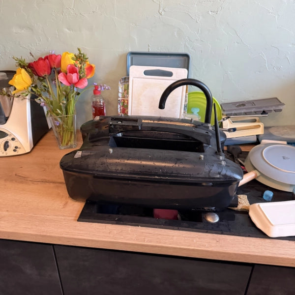 Bateau amorceur carpe posé en intérieur après rinçage et entretien post-session