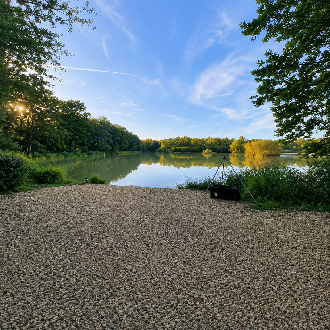 Poste La Zénitude à l'Étang du Vivier, grande plage de gravier et plan d'eau miroir