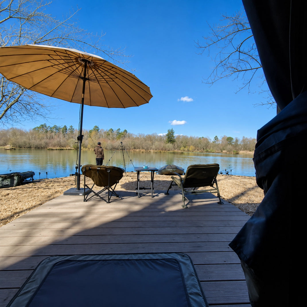 Poste Les Anciens Pontons à l'Étang du Vivier, terrasse en bois avec parasol et bedchairs