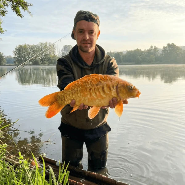 Guillaume Desesquelles tenant sa première carpe koï capturée en juin 2019 sur un étang public
