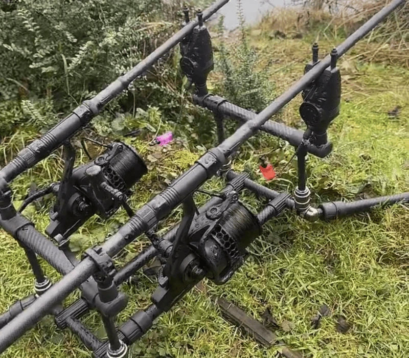 Trois cannes à carpe en carbone posées sur rod-pod en bord d'étang, inspection des blanks après choc