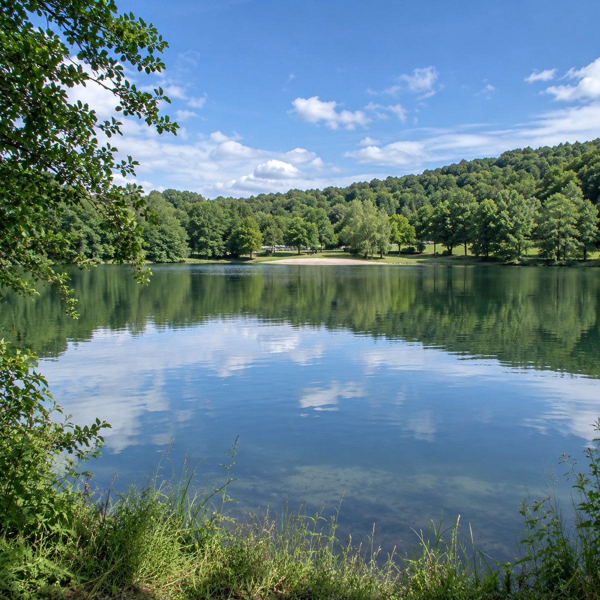 Lac du Causse près de Brive en Corrèze, base de loisirs où se pêchent carpe et carnassiers