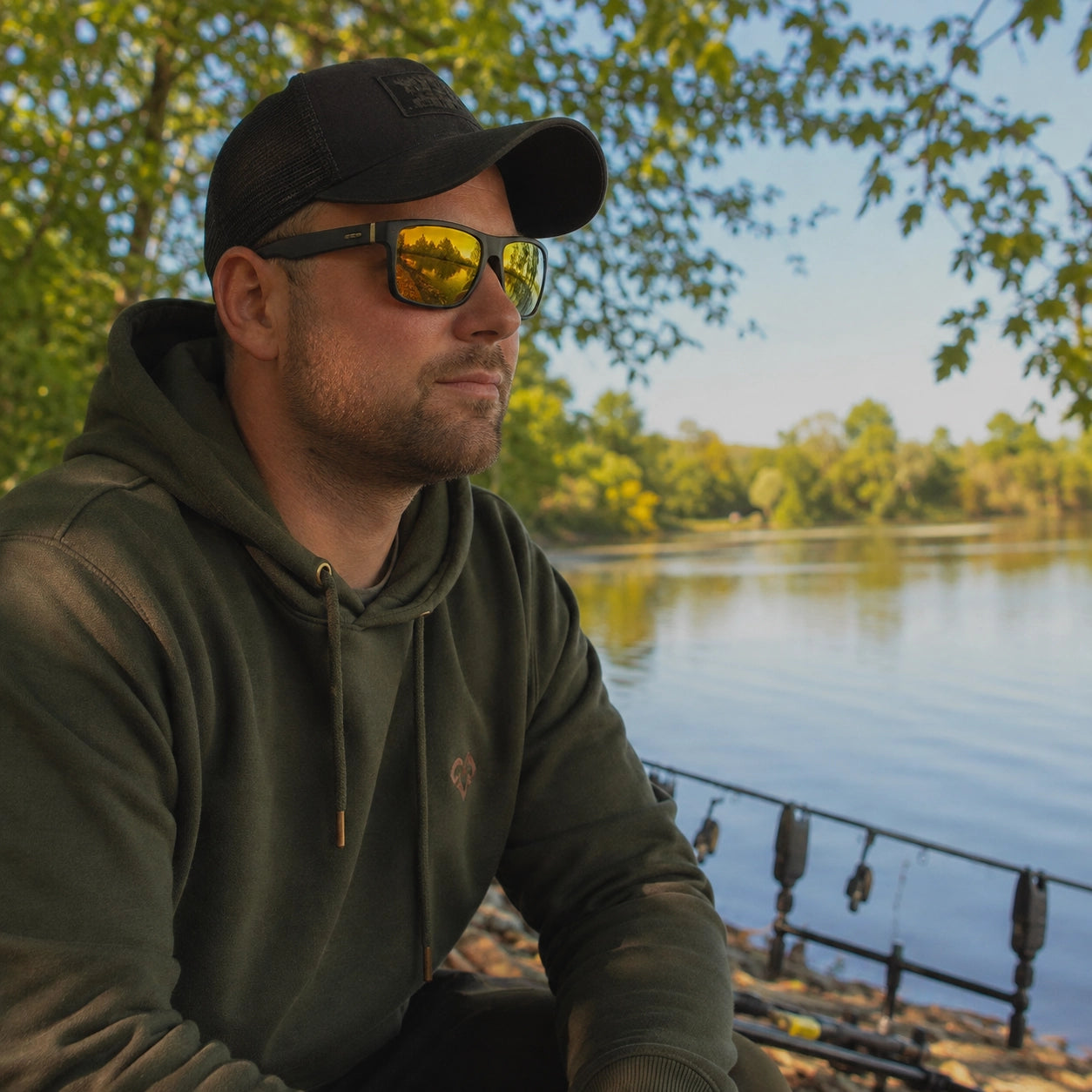 Carpiste en bordure d'automne portant des lunettes polarisantes à verres ambrés