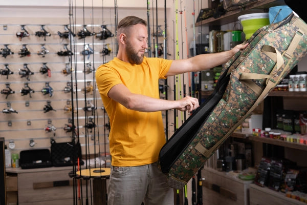 Vendeur rayon pêche avec un fourreau à cannes à carpe