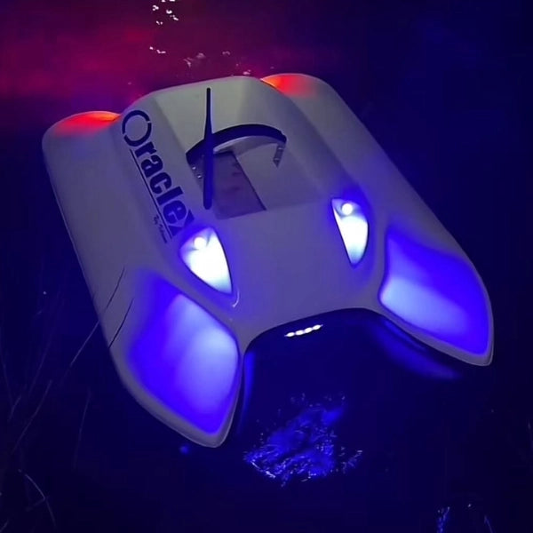 Bateau amorceur carpe avec phares LED en navigation nocturne pour amorçage longue distance