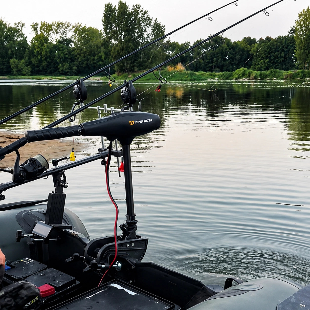 Moteur électrique avant Minn Kota monté sur un bateau carpe en action sur la rivière