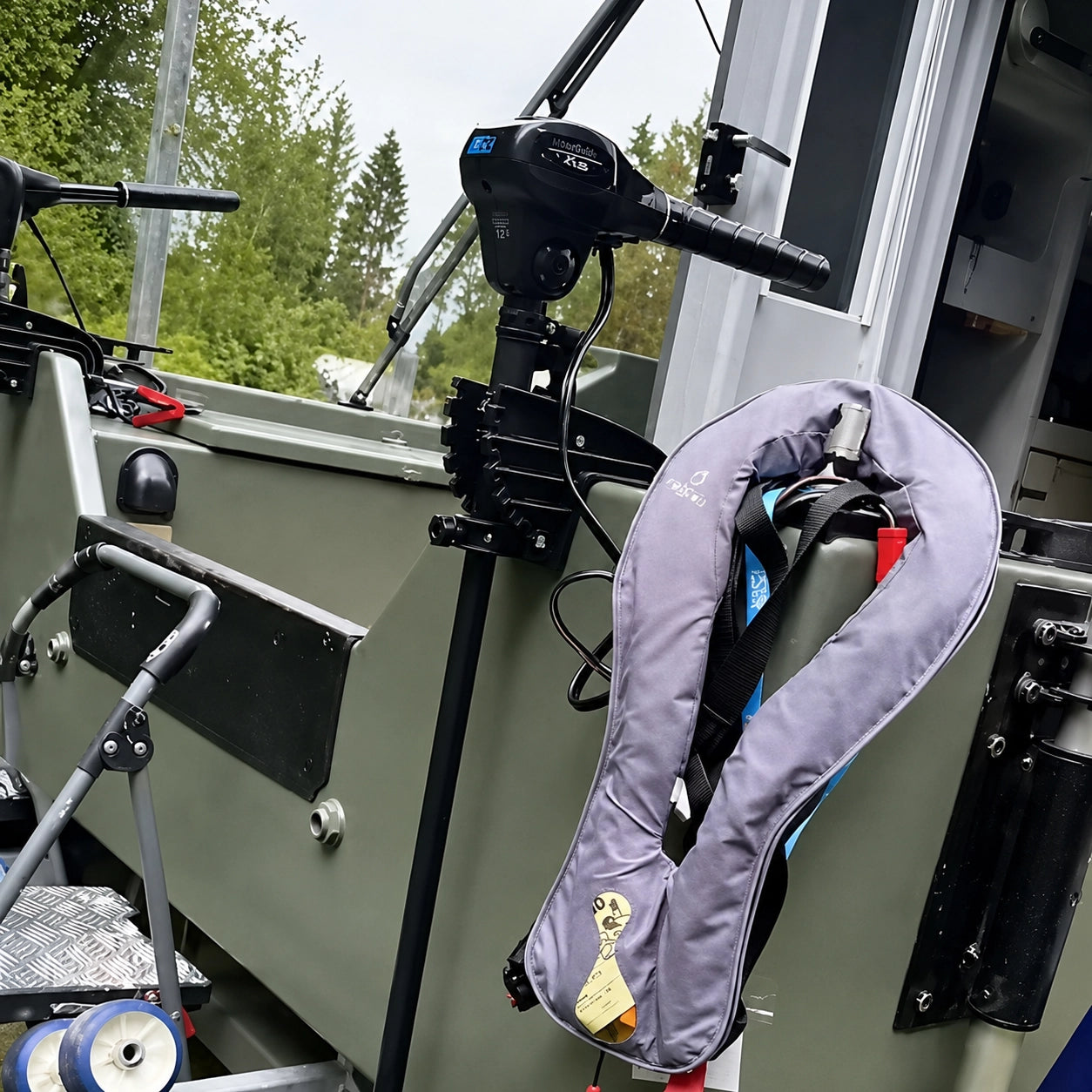 Moteur électrique et gilet de sauvetage gonflable à bord d'un bateau, équipement obligatoire en eaux intérieures