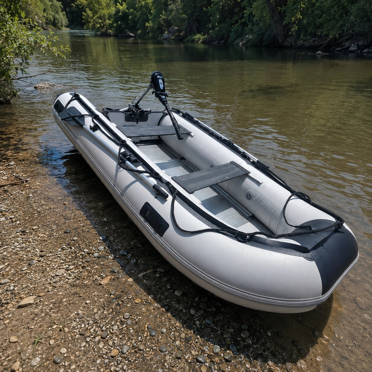 Bateau pneumatique clair équipé d'un moteur électrique sur une berge de rivière