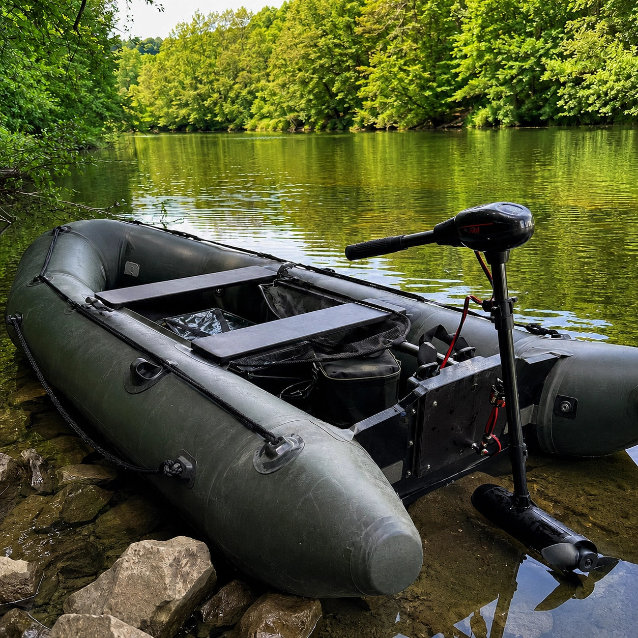 Bateau carpe et son moteur électrique posés au bord de l'eau après la sortie