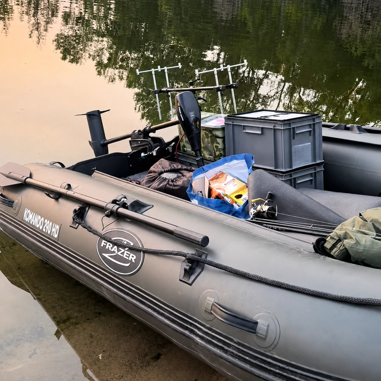 Bateau carpe chargé de matériel et de sa batterie avant la mise à l'eau