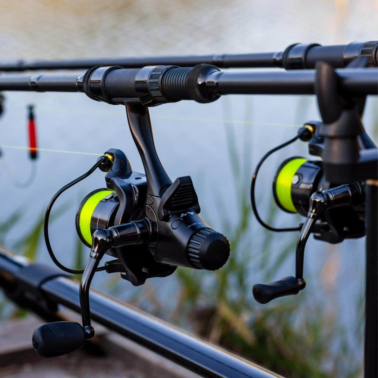 Moulinets débrayables sur rod pod avec détecteurs en pêche à la carpe