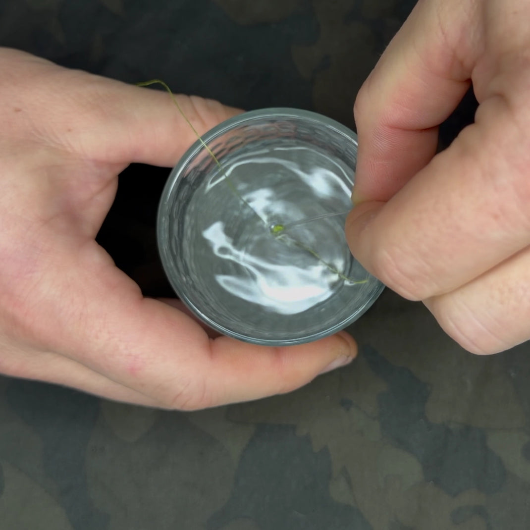 Nœud albright humidifié dans un verre d'eau avant serrage, étape 6