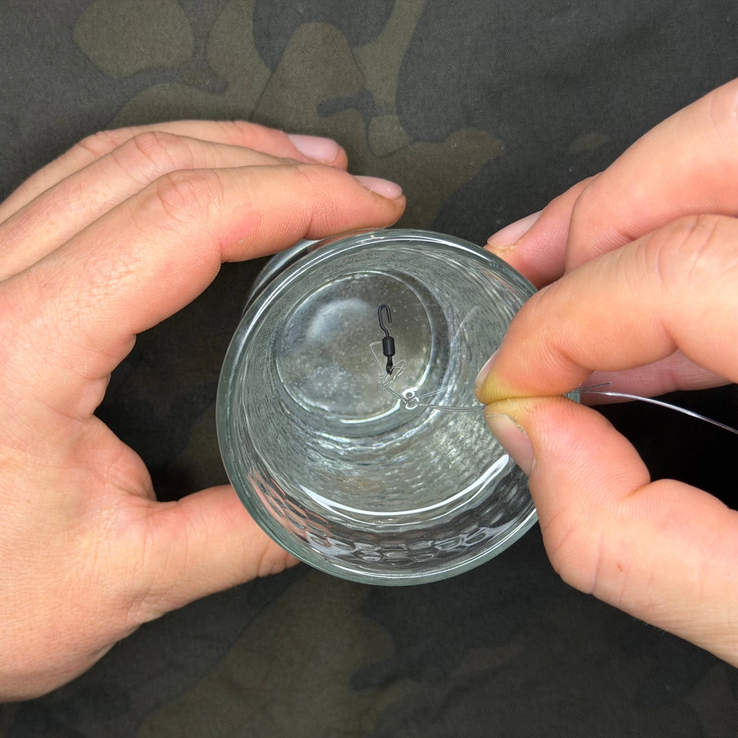 Nœud palomar humidifié dans un verre d'eau avant serrage, étape 7