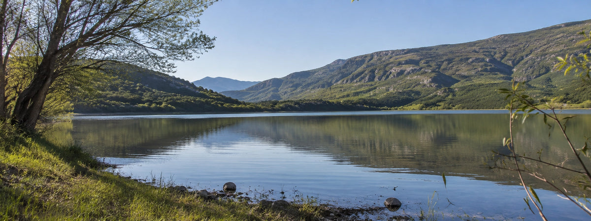 Lac de barrage de montagne dans les Alpes-de-Haute-Provence au lever du jour