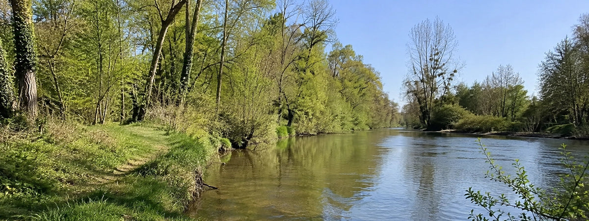 Berge herbeuse et eau calme sur une rivière d'Eure-et-Loir au printemps
