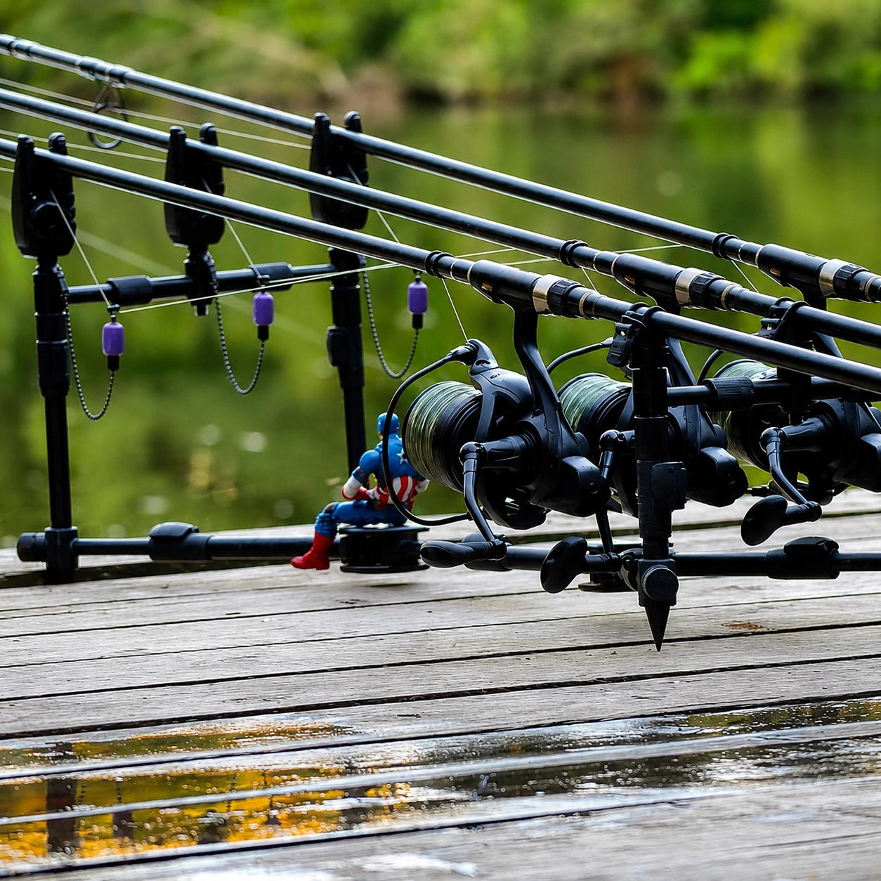 Trois cannes carpe en batterie sur rod pod avec détecteurs de touche, technique de pêche classique en session longue