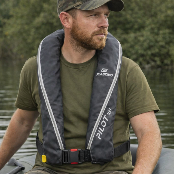 pêcheur avec un gilet de sauvetage