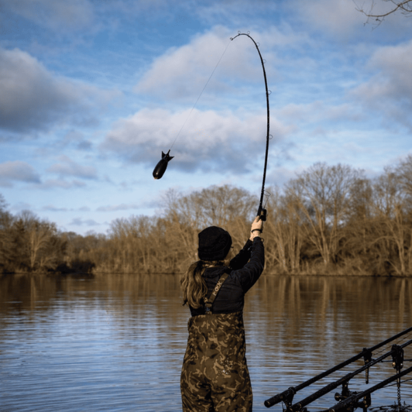 pêcheur qui amorce son poste de pêche