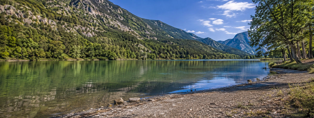 Vue de la plaine du Var en aval de Carros, secteur de basse altitude où vit la carpe dans les Alpes-Maritimes