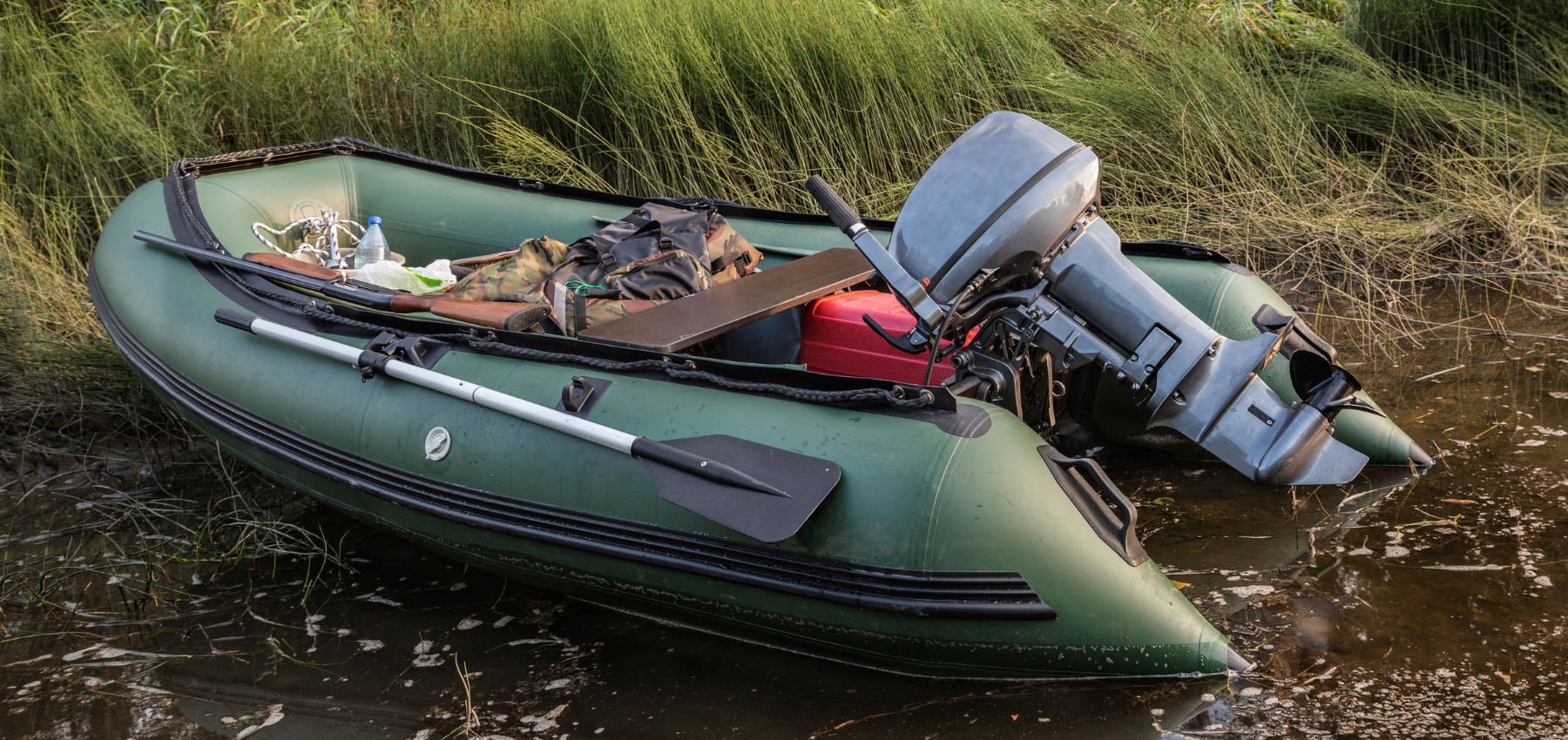 bateau pneumatique vert