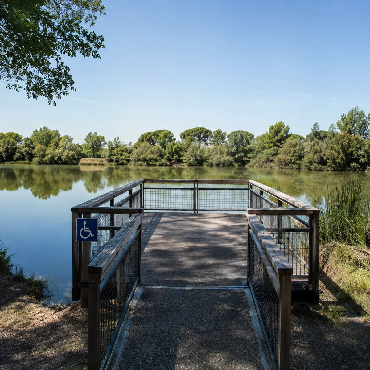 Ponton de pêche accessible aux personnes à mobilité réduite au bord d'un plan d'eau des Bouches-du-Rhône