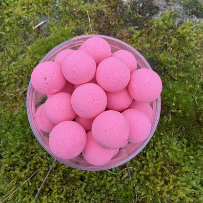 Pop-ups rose washed out thon Magnifixcarp - vue des bouillettes flottantes dans le pot